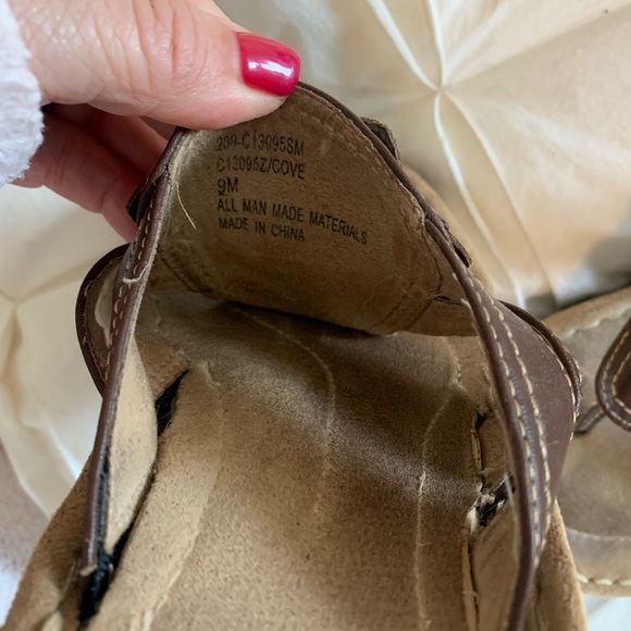 NWOT, brown sandals with flower detail, size 9 - Picture 5 of 5